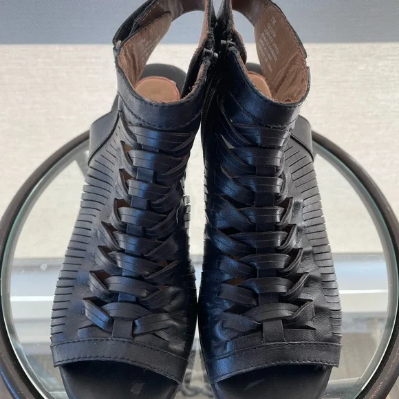 Rockport gladiator black leather sandals/heels in great used condition. Size 7US - Picture 2 of 10